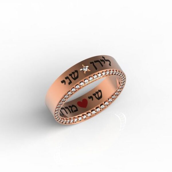 טבעות שמות-חריטה על טבעת זהב אדום משובצת יהלומים