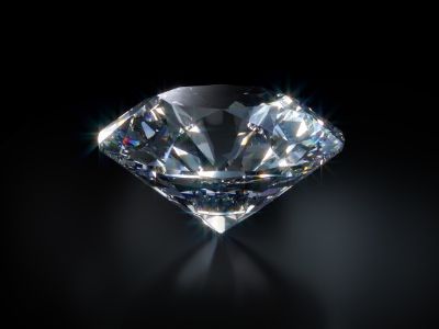 ממה עשוי יהלום? מה ההבדל בין יהלום טבעי ליהלום מלאכותי ולמה אנשים עדיין מעדיפים את היהלום הטבעי? כל המידע על יהלומים.